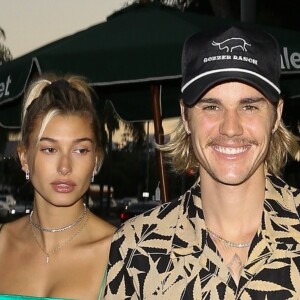 Justin Bieber et sa fiancée Hailey Baldwin sont allés dîner au restaurant Dan Tana's à Los Angeles. Les amoureux se tiennent la main et sont très souriants, le 31 aout 2018.