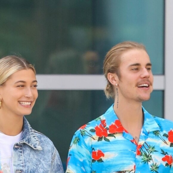 Justin Bieber et sa fiancée Hailey Baldwin main dans la main dans les rues de Beverly HIlls, le 26 août 2018.