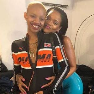 Rihanna pose avec le mannequin Slick Woods, enceinte, le 28 août 2018.