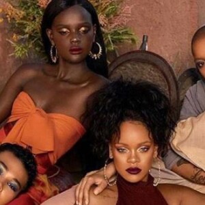Rihanna pose avec plusieurs mannequins dont Slick Woods le 13 juillet 2018.