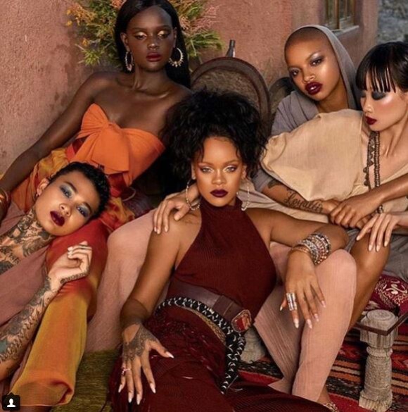 Rihanna pose avec plusieurs mannequins dont Slick Woods le 13 juillet 2018.
