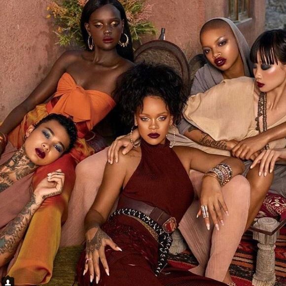 Rihanna pose avec plusieurs mannequins dont Slick Woods le 13 juillet 2018.