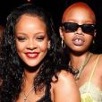 Rihanna pose avec le mannequin Slick Woods le 12 mai 2018.