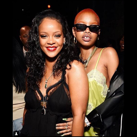Rihanna pose avec le mannequin Slick Woods le 12 mai 2018.