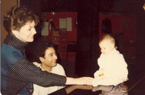 Zoé Khan-Thibeault a partagé cette photo d'elle enfant avec sa mère Fabienne Thibeault et son regretté papa Saüd Khan Khattak, sur Facebook le 8 septembre 2018