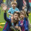 Gerard Piqué avec ses fils Milan et Sasha - Les joueurs du FC Barcelona et leurs familles célèbrent la victoire de la finale de la Coupe du Roi au Wanda Metropolitano de Madrid, Espagne, le 21 avril 2018.