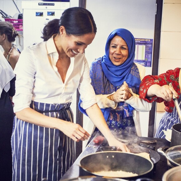 Meghan Markle apporte son soutien au livre de recettes de l'association "The Hubb Community Kitchen" au centre culturel musulman Al Manaar, à l'ouest de Londres, après l'incendie de la tour Grenfell. La duchesse de Sussex en a écrit l'introduction. Le 17 septembre 2018.