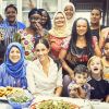 Meghan Markle apporte son soutien au livre de recettes de l'association "The Hubb Community Kitchen" au centre culturel musulman Al Manaar, à l'ouest de Londres, après l'incendie de la tour Grenfell. La duchesse de Sussex en a écrit l'introduction. Le 17 septembre 2018.
