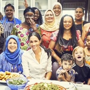 Meghan Markle apporte son soutien au livre de recettes de l'association "The Hubb Community Kitchen" au centre culturel musulman Al Manaar, à l'ouest de Londres, après l'incendie de la tour Grenfell. La duchesse de Sussex en a écrit l'introduction. Le 17 septembre 2018.