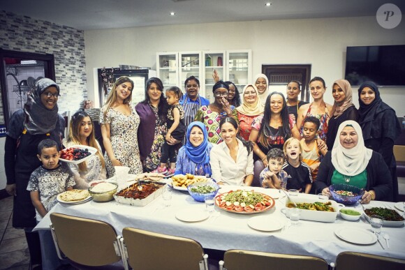 Meghan Markle apporte son soutien au livre de recettes de l'association "The Hubb Community Kitchen" au centre culturel musulman Al Manaar, à l'ouest de Londres, après l'incendie de la tour Grenfell. La duchesse de Sussex en a écrit l'introduction. Le 17 septembre 2018.