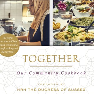 Meghan Markle apporte son soutien au livre de recettes de l'association "The Hubb Community Kitchen" au centre culturel musulman Al Manaar, à l'ouest de Londres, après l'incendie de la tour Grenfell. La duchesse de Sussex en a écrit l'introduction. Le 17 septembre 2018.