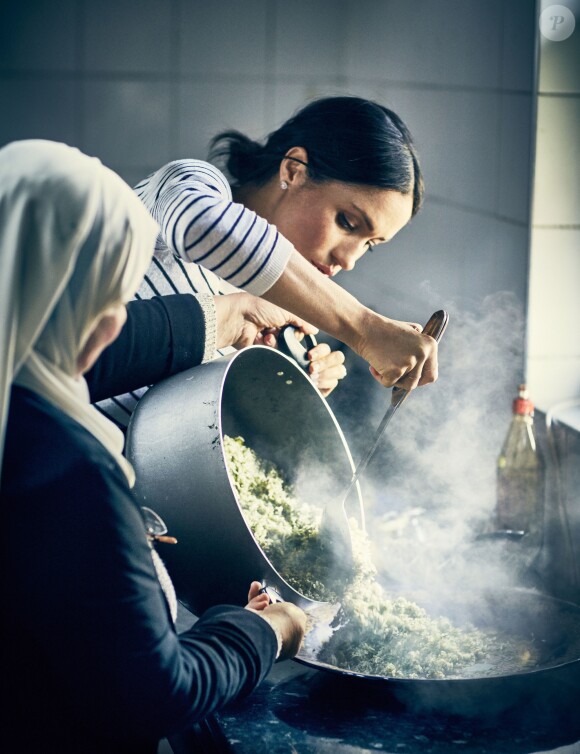 Meghan Markle apporte son soutien au livre de recettes de l'association "The Hubb Community Kitchen" au centre culturel musulman Al Manaar, à l'ouest de Londres, après l'incendie de la tour Grenfell. La duchesse de Sussex en a écrit l'introduction. Le 17 septembre 2018.