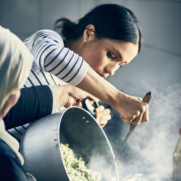 Meghan Markle apporte son soutien au livre de recettes de l'association "The Hubb Community Kitchen" au centre culturel musulman Al Manaar, à l'ouest de Londres, après l'incendie de la tour Grenfell. La duchesse de Sussex en a écrit l'introduction. Le 17 septembre 2018.