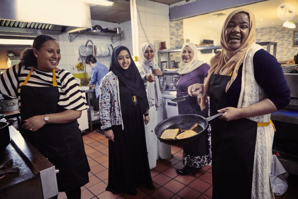 Meghan Markle apporte son soutien au livre de recettes de l'association "The Hubb Community Kitchen" au centre culturel musulman Al Manaar, à l'ouest de Londres, après l'incendie de la tour Grenfell. La duchesse de Sussex en a écrit l'introduction. Le 17 septembre 2018.