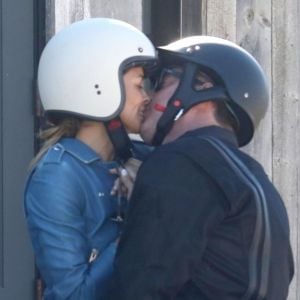 Exclusif - Brooke Burke embrasse et câline son nouveau compagnon dans les rues de Malibu. Le 17 septembre 2018