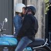 Exclusif - Brooke Burke embrasse et câline son nouveau compagnon dans les rues de Malibu. Le 17 septembre 2018