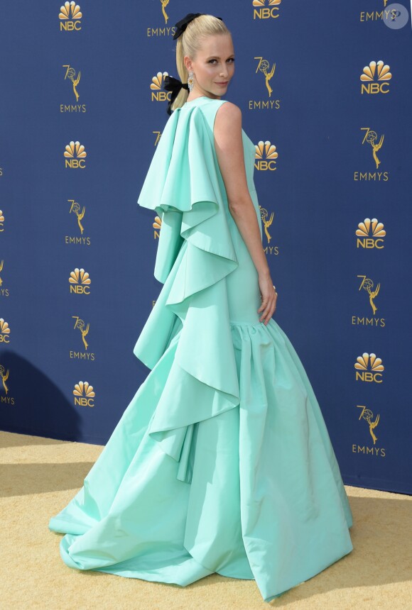 Poppy Delevingne en Giambattista Valli au 70ème Primetime Emmy Awards au théâtre Microsoft à Los Angeles, le 17 septembre 2018.