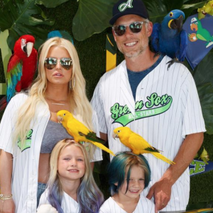 Jessica Simpson et Eric Johnson avec leurs enfants Maxwell et Ace. Juillet 2018.