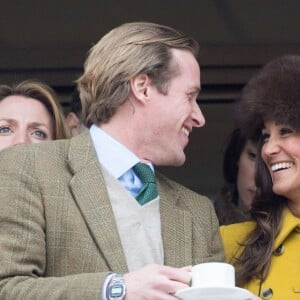 Pippa Middleton avec Thomas Kingston aux courses lors de la St Patrick au Festival de Cheltenham dans le Gloucestershire le 14 mars 2013.