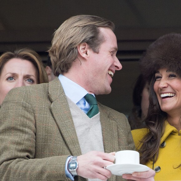 Pippa Middleton avec Thomas Kingston aux courses lors de la St Patrick au Festival de Cheltenham dans le Gloucestershire le 14 mars 2013.