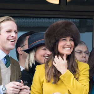 Pippa Middleton avec Thomas Kingston aux courses lors de la St Patrick au Festival de Cheltenham dans le Gloucestershire le 14 mars 2013.