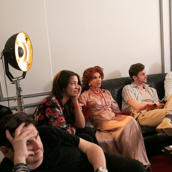 Exclusif - Pierre Ménès et sa femme Mélissa Acosta, Victoria Abril, Jean-Baptiste Maunier et Lionel Abelanski - Backstage de l'enregistrement de l'émission "On refait les grands duos d'humour" au Théâtre de Paris, le 29 mai 2018. Diffusion sur France 3 le 21 septembre à 21 © Romuald Meigneux-Pierre Pérusseau / Bestimage