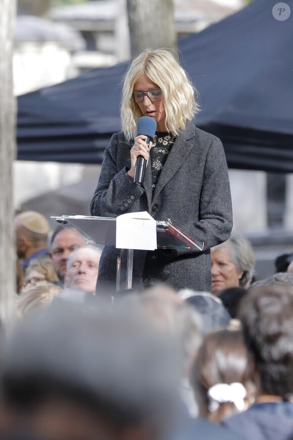 Sandrine Kiberlain - Sortie des obsèques de Marceline Loridan-Ivens, camarade de déportation de Simone Veil, au cimetière du Montparnasse à Paris le 21 septembre 2018.