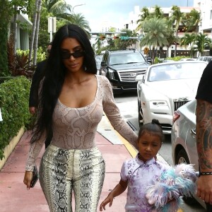Kim Kardashian quitte son hôtel à Miami pour aller faire du shopping avec sa fille North West et ses amis Larsa Pippen et Jonathan Cheban à Miami le 17 août 2018.
