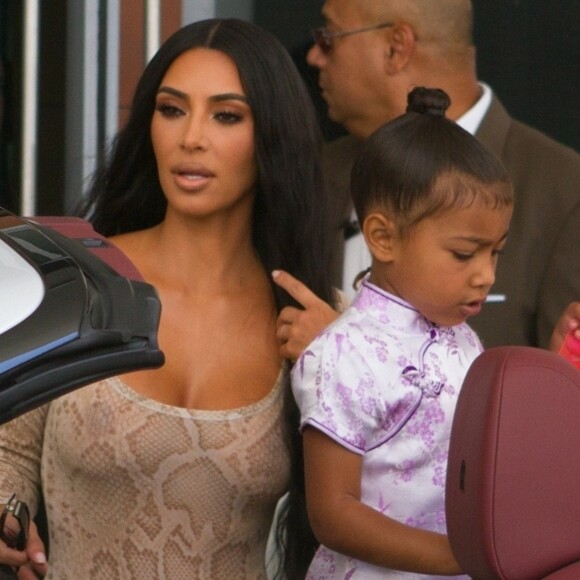 Kim Kardashian quitte son hôtel à Miami pour aller faire du shopping avec sa fille North West et ses amis Larsa Pippen et Jonathan Cheban à Miami le 17 août 2018.
