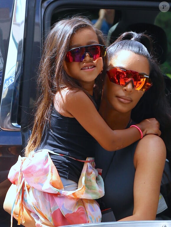Kim Kardashian et sa fille North lors d'une balade à New York le 15 juin 2018.