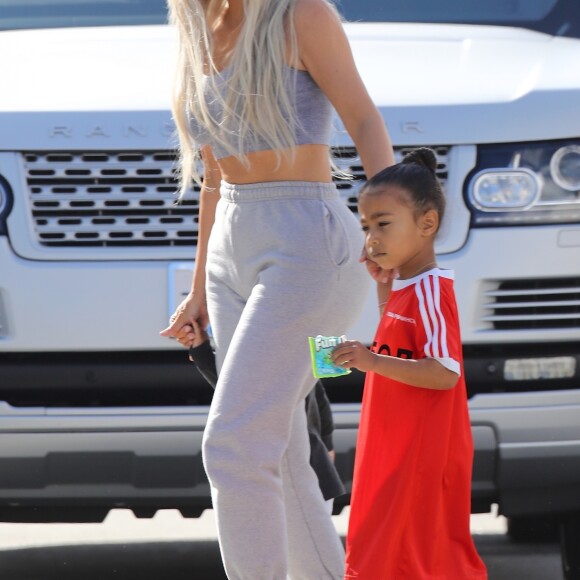 Kim Kardashian avec sa fille North West - La famille Kardashian emmène ses enfants jouer au Glowzone à Woodland Hills, le 22 septembre 2017.