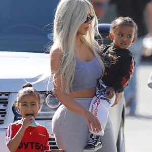 Kim Kardashian avec sa fille North West et son fils Saint West - La famille Kardashian emmène ses enfants jouer au Glowzone à Woodland Hills, le 22 septembre 2017.