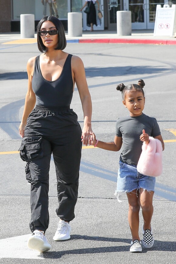 Exclusif - Kim Kardashian et sa fille North West sont allées faire du shopping avec des amies à Neiman Marcus à Canoga Park à Los Angeles, le 31 juillet 2018.