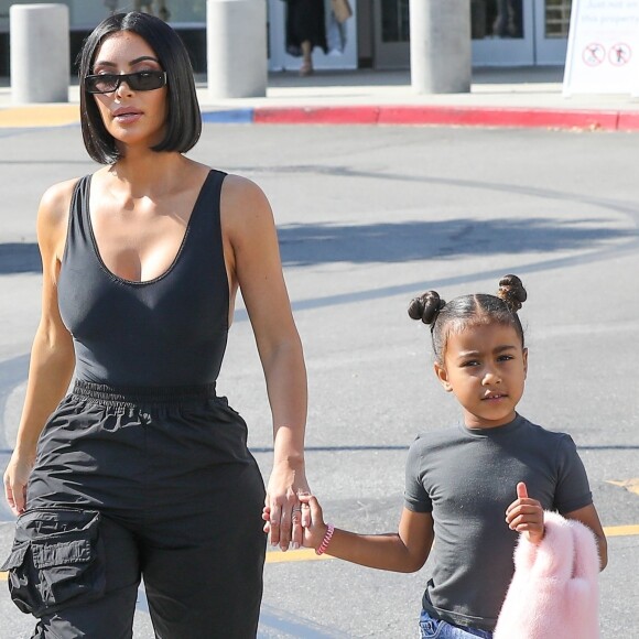 Exclusif - Kim Kardashian et sa fille North West sont allées faire du shopping avec des amies à Neiman Marcus à Canoga Park à Los Angeles, le 31 juillet 2018.