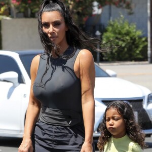 Exclusif - Les soeurs Kardashian sont allées faire du bowling à Woodland Hills, le 17 juillet 2018.