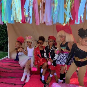 Exclusif - Kim Kardashian et sa fille North West lors du LOL Kids Fashion Show à Los Angeles le 22 septembre 2018.  Exclusive - Germany call for price - Kim Kardashian, North West, and Mykal-Michelle Harris pose at the LOL Kids Fashion show in Los Angeles september 22, 2018.22/09/2018 - Los Angeles