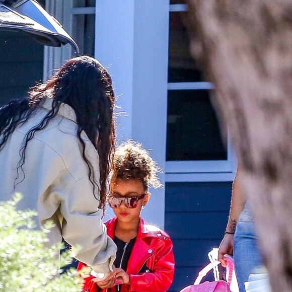 Exclusif - Kim Kardashian accompagne sa fille North West à un défilé à Pacific Palisades le 22 septembre 2018.