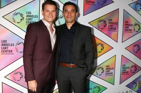 Conrad Ricamora (droite) au 49ème gala d'anniversaire annuel LA LGBT à l’hôtel Beverly Hilton à Beverly Hills, le 23 septembre 2018