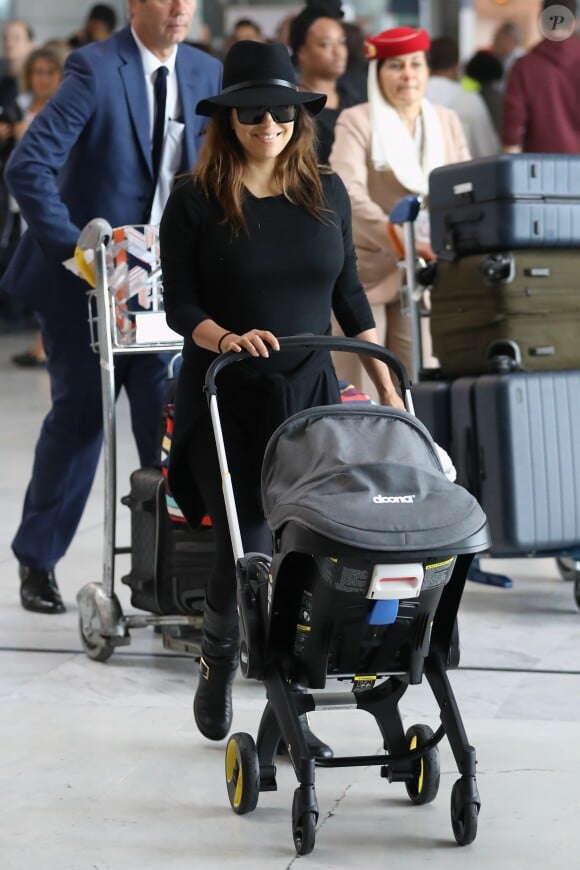 Eva Longoria arrive avec son fils Santiago à l'aéroport de Roissy Charles de Gaulle le 23 septembre 2018 © Cyril Moreau / Bestimage