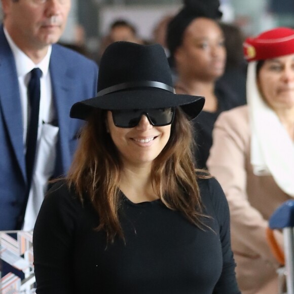 Eva Longoria arrive avec son fils Santiago à l'aéroport de Roissy Charles de Gaulle le 23 septembre 2018 © Cyril Moreau / Bestimage