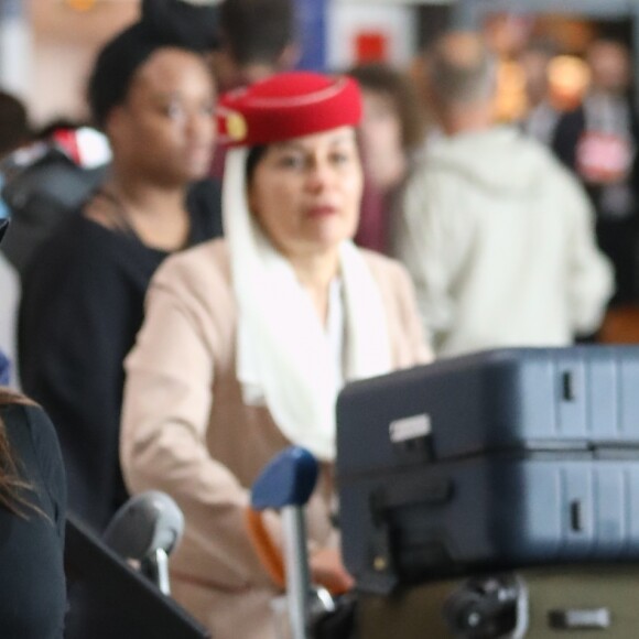 Eva Longoria arrive avec son fils Santiago à l'aéroport de Roissy Charles de Gaulle le 23 septembre 2018 © Cyril Moreau / Bestimage
