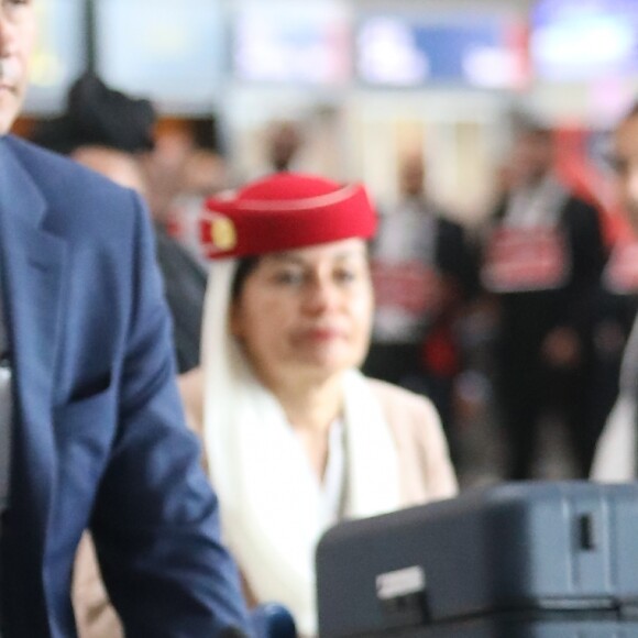 Eva Longoria arrive avec son fils Santiago à l'aéroport de Roissy Charles de Gaulle le 23 septembre 2018 © Cyril Moreau / Bestimage