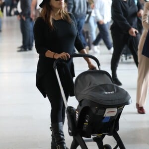 Eva Longoria arrive avec son fils Santiago à l'aéroport de Roissy Charles de Gaulle le 23 septembre 2018 © Cyril Moreau / Bestimage