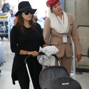 Eva Longoria arrive avec son fils Santiago à l'aéroport de Roissy Charles de Gaulle le 23 septembre 2018 © Cyril Moreau / Bestimage