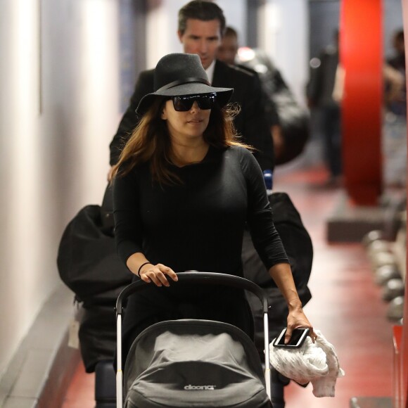 Eva Longoria arrive avec son fils Santiago à l'aéroport de Roissy Charles de Gaulle le 23 septembre 2018 © Cyril Moreau / Bestimage