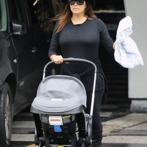 Eva Longoria arrive avec son fils Santiago à l'aéroport de Roissy Charles de Gaulle le 23 septembre 2018 © Cyril Moreau / Bestimage