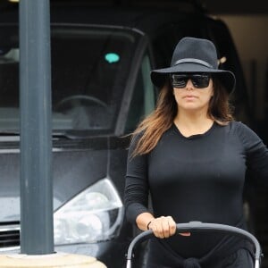 Eva Longoria arrive avec son fils Santiago à l'aéroport de Roissy Charles de Gaulle le 23 septembre 2018 © Cyril Moreau / Bestimage