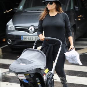 Eva Longoria arrive avec son fils Santiago à l'aéroport de Roissy Charles de Gaulle le 23 septembre 2018 © Cyril Moreau / Bestimage