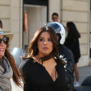 Eva Longoria se promène avec son amie Maria Bravo et son compagnon dans les rues de Paris. Le 24 septembre 2018