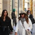 Eva Longoria se promène avec son amie Maria Bravo et son compagnon dans les rues de Paris. Le 24 septembre 2018